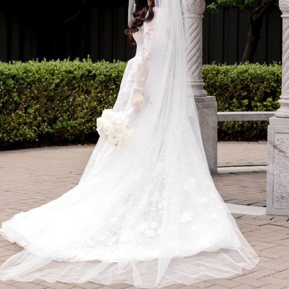 Wedding gown - Picture 9 of 9